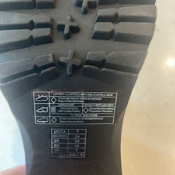 Forever 21 women’s boots size 7, white wedge black ties fun for everyone. - Picture 8 of 8